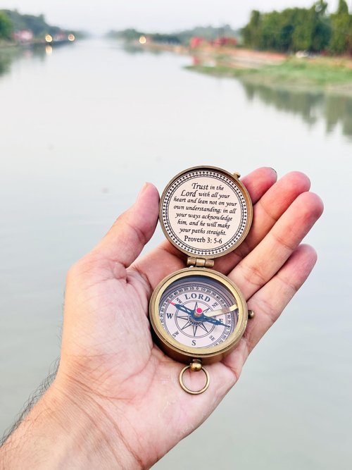 LEITH CAMINDS Trust in The Lord Engraved Compass with Wooden Box, Brass Antique Compass for Hiking, Camping, Religious Gifts Men Women Catholic, Graduation Gift- Inside Engraved, Bronze