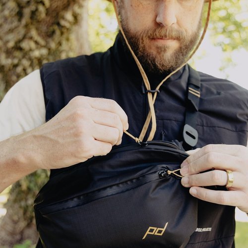 Peak Design Outdoor Sling 2L, Black, Padded Adjustable Shoulder Strap for Crossbody or Waist Carry, 2 Mesh Pockets, Ideal for Carrying Cameras & Small Essentials, Versatile Sling Bag for Men & Women
