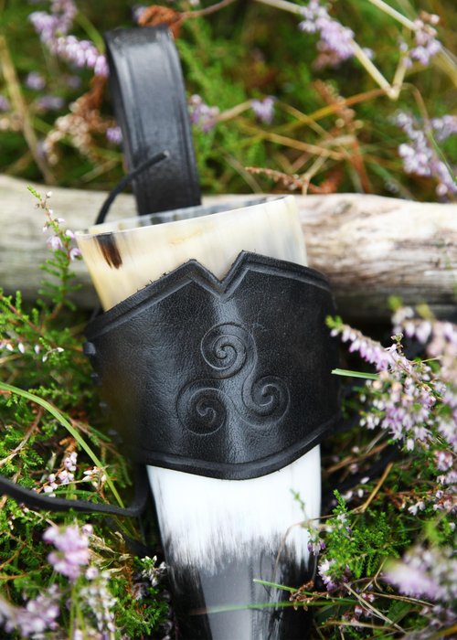 ULFBERTH - Genuine Leather Drinking Horn Holster with Embossed Triskele - Belt Holder for Drinking Horns – Medieval, Viking, LARP (Black, 0,2l - 0,3 l)