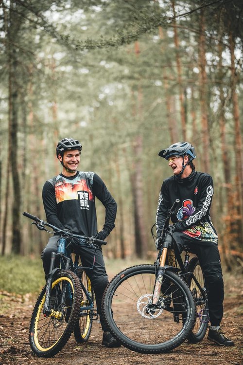 Riesel Design - Front bike fender For Face and Suspension Fork Protection - Secure Fit, For Cyclocross and Gravel bikes, Wheel Sizes upto 28" - Criss:Cross - Carbon