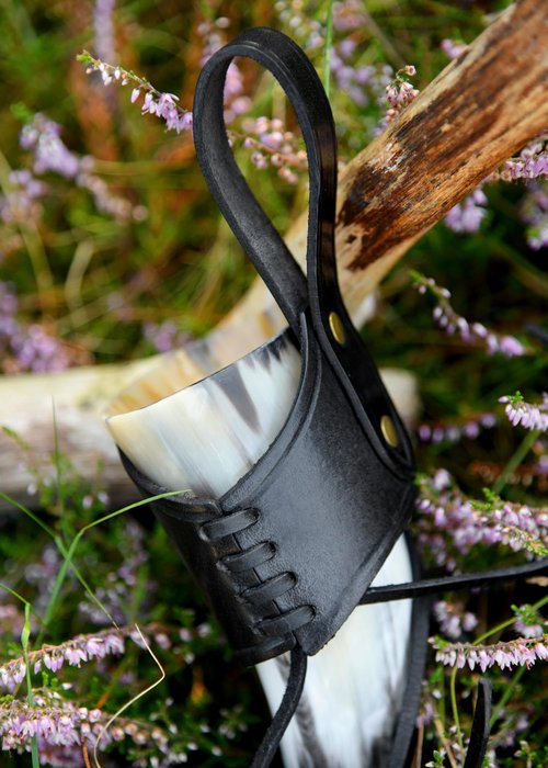 ULFBERTH - Genuine Leather Drinking Horn Holster with Embossed Triskele - Belt Holder for Drinking Horns – Medieval, Viking, LARP (Black, 0,2l - 0,3 l)
