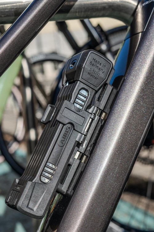 ABUS Folding Lock Bordo 6200K 90 SH - Flexible Bicycle Lock with Bracket - Lock Body can be rotated by 360 Degrees - Safety Thanks to Hardened Steel and XPlus Cylinder - 94 cm, Black