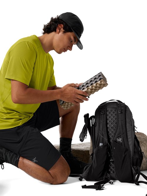 Arc'teryx Aerios 18 Backpack | Ultralight 18L Daypack with a Customizable Fit | Black, Regular