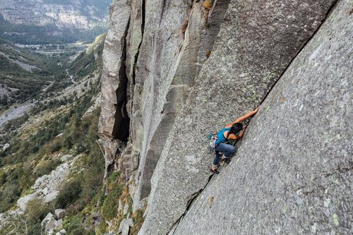 Friend Rock Climbing Cams - Lightweight, Active Protection for Trad & Alpine Climbing